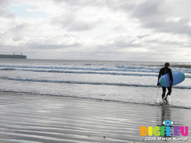 JT00082 Marijn Walking with surfboard